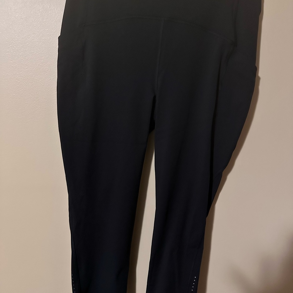 Lululemon cropped size 12 athletic leggings - Picture 5 of 9